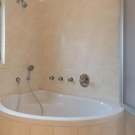 Von Ahrentschildt - Bahnhofstrasse 5 *